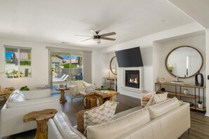 Smart TV, chimenea y oficina 