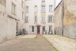 Exterior - Historic Center T2 Apartment for 2 with Outdoor Space near Vieux Port (La Rochelle)