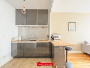 Microwave, oven, stovetop, coffee/tea maker - Historic Center T2 Apartment for 2 with Outdoor Space near Vieux Port (La Rochelle)