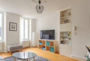 TV - Historic Center T2 Apartment for 2 with Outdoor Space near Vieux Port (La Rochelle)
