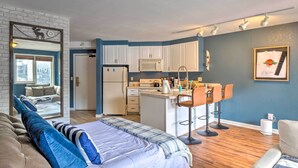 A compact apartment with a kitchenette, a dining area, and a living room. - Chic Winter Park Studio w/ Community Hot Tub (Winter Park)