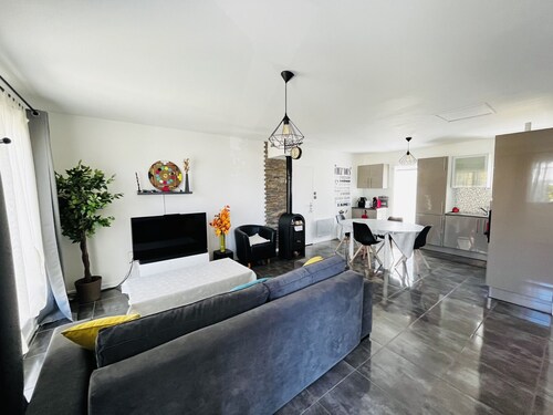 Charming 3-Bedroom House with Enclosed Garden, Near Beaches and Zoo!