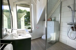 Douche, sèche-cheveux, serviettes fournies