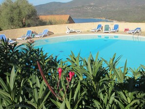 Alberca al aire libre y alberca climatizada