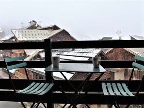 Outdoor dining - Cozy Studio Cabin Sleeps 4 - Near Slopes & Shops, Ski Locker Included (Risoul)