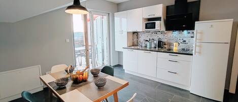 Fridge, microwave, stovetop, dishwasher