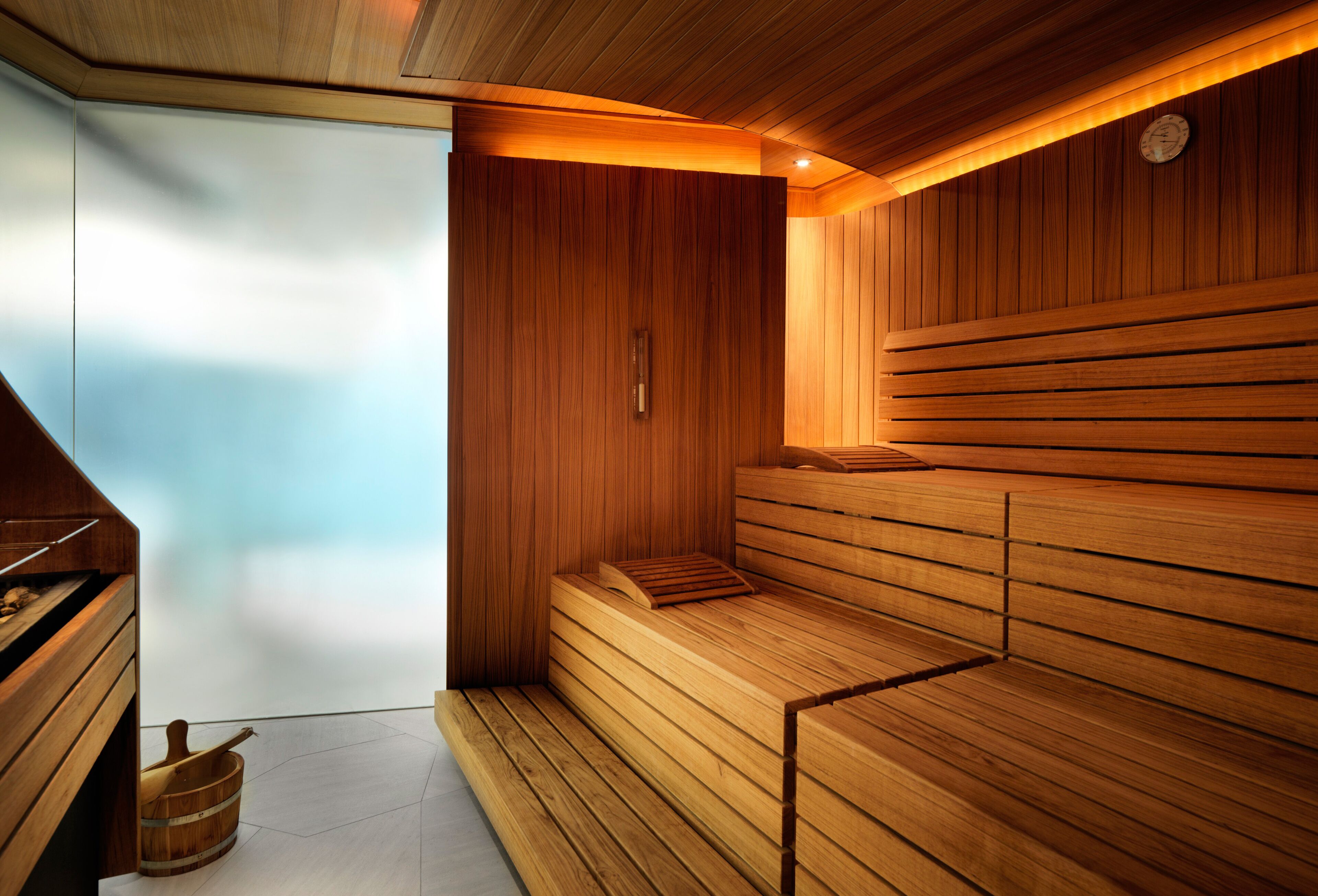 Una sauna con bancos de madera y un revestimiento de madera.