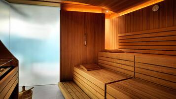 Una sauna con bancos de madera y un revestimiento de madera.