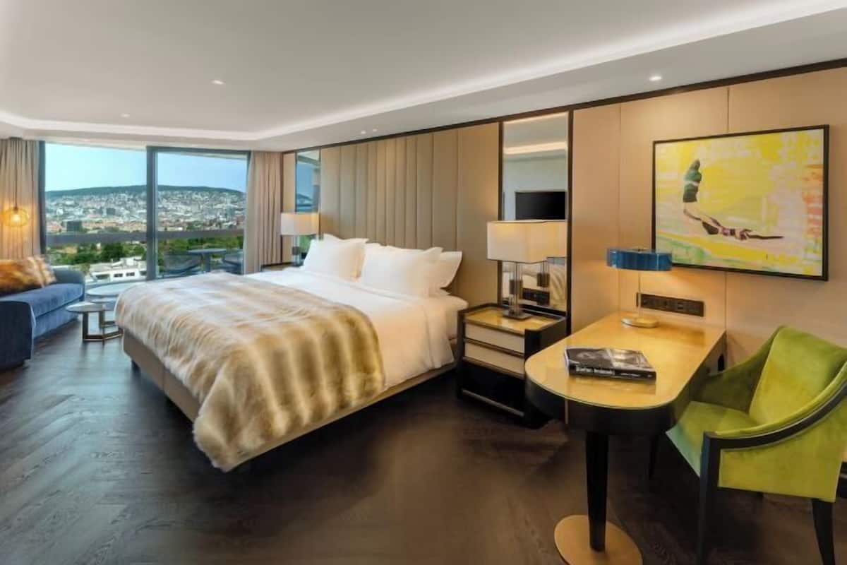 1 bedroom, premium bedding, pillowtop beds, in-room safe