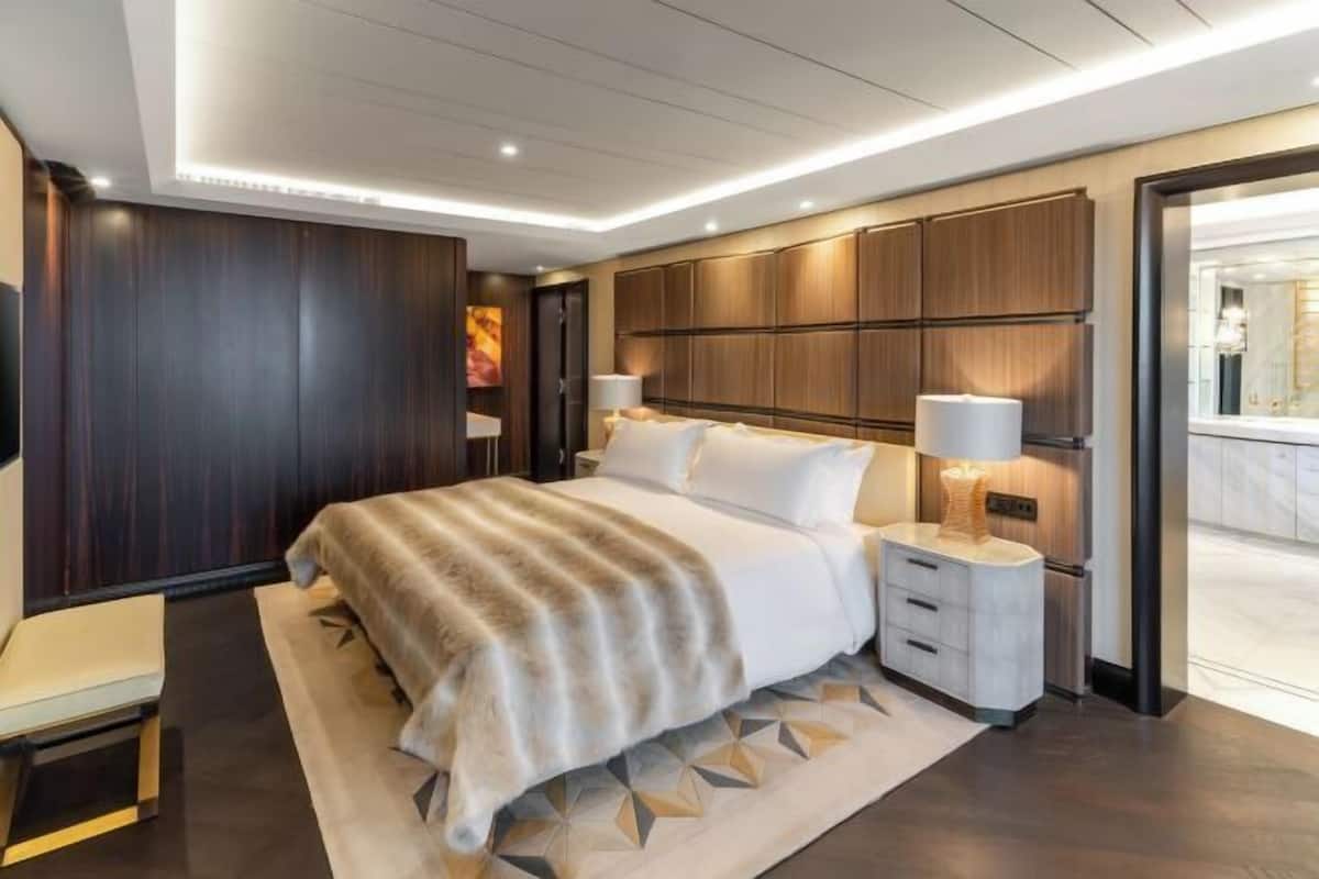 Premium bedding, pillow-top beds, in-room safe, laptop workspace
