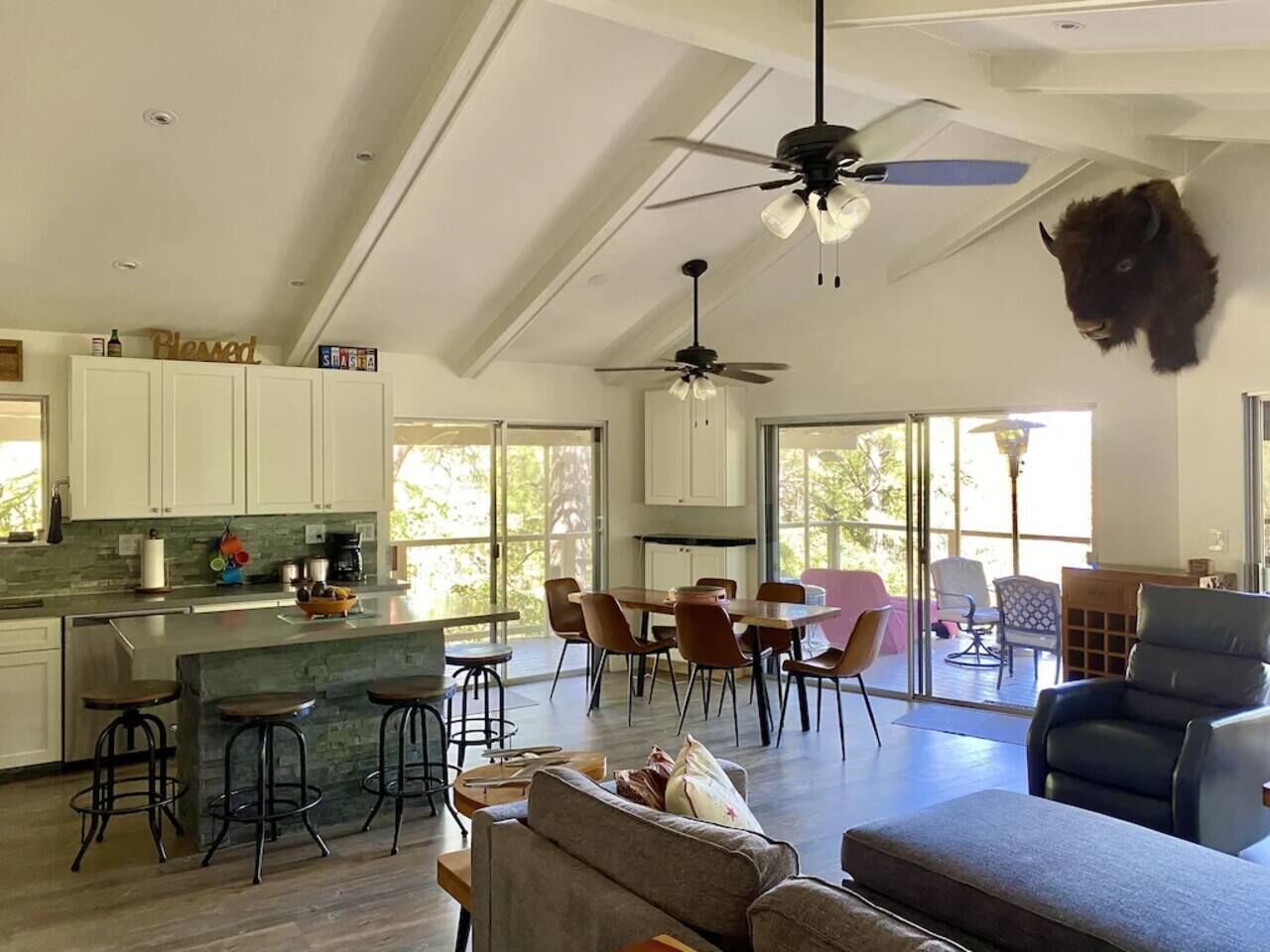 Lakeview, Single Floor, Covered Deck, Pet Friendly - Shasta Lakeshore Retreat #5