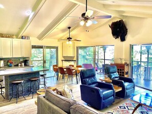 Smart TV, fireplace, table tennis, books - Special $ Now - Awesome Lake Views - Single Floor - Shasta Lakeshore Retreat #5 (Lakehead)