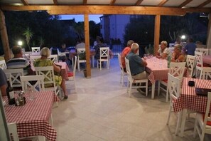 Outdoor dining - Two bedrooms apartment Pikolo (Sv. Filip I Jakov)