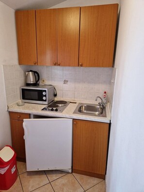 Fridge, microwave, stovetop, highchair