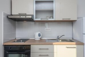 Kühlschrank, Ofen, Herdplatte, Kochgeschirr/Geschirr/Besteck