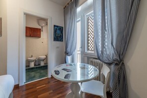 Interior - GuestHost - Cipro Apartment with balconies! (Roma)