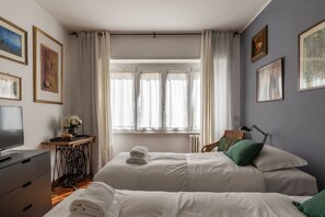 2 bedrooms, iron/ironing board, WiFi