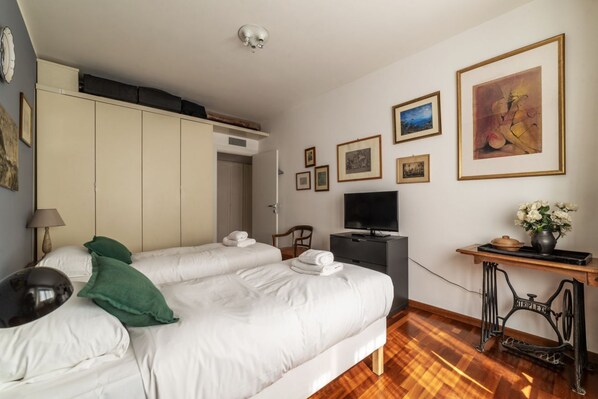 2 bedrooms, iron/ironing board, WiFi