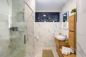 Dusche, Haartrockner, Handtücher