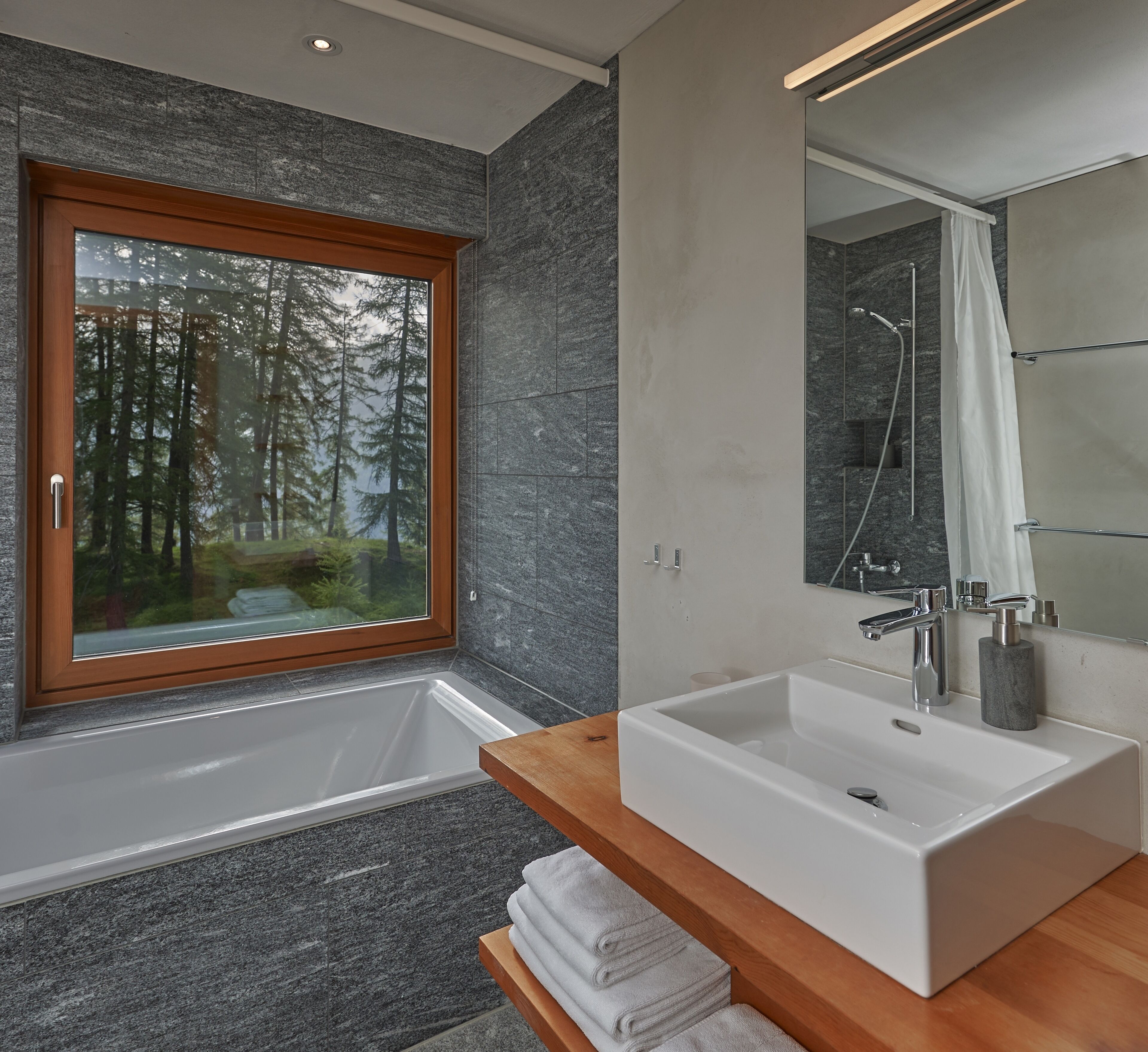 Condo panoramique | Salle de bain | Articles de toilette (gratuits), séchoir à cheveux, pantoufles