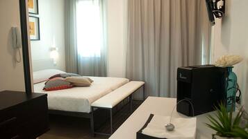 1 habitación, cortinas blackout, tabla de planchar con plancha y wifi