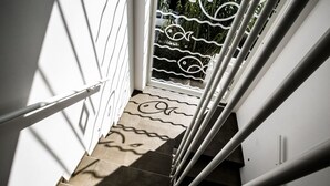 A staircase with a patterned floor and white railings. - Via del Faro Apartments - SUD - OVEST (Torre Canne)