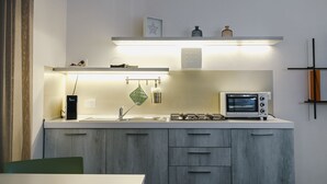 冷蔵庫、トースター、ハイチェア、調理器具と食器
