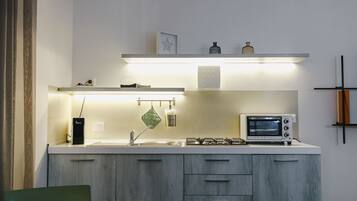 Refrigerador, tostadora, silla alta para bebés, utensilios de cocina