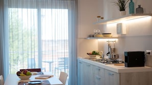 Une cuisine moderne avec un coin repas.