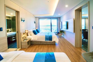 Royal Suite, Panorama View | Free cribs/infant beds, free WiFi, bed sheets