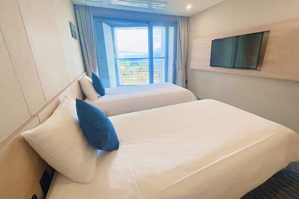 Free cots/infant beds, free WiFi, bed sheets