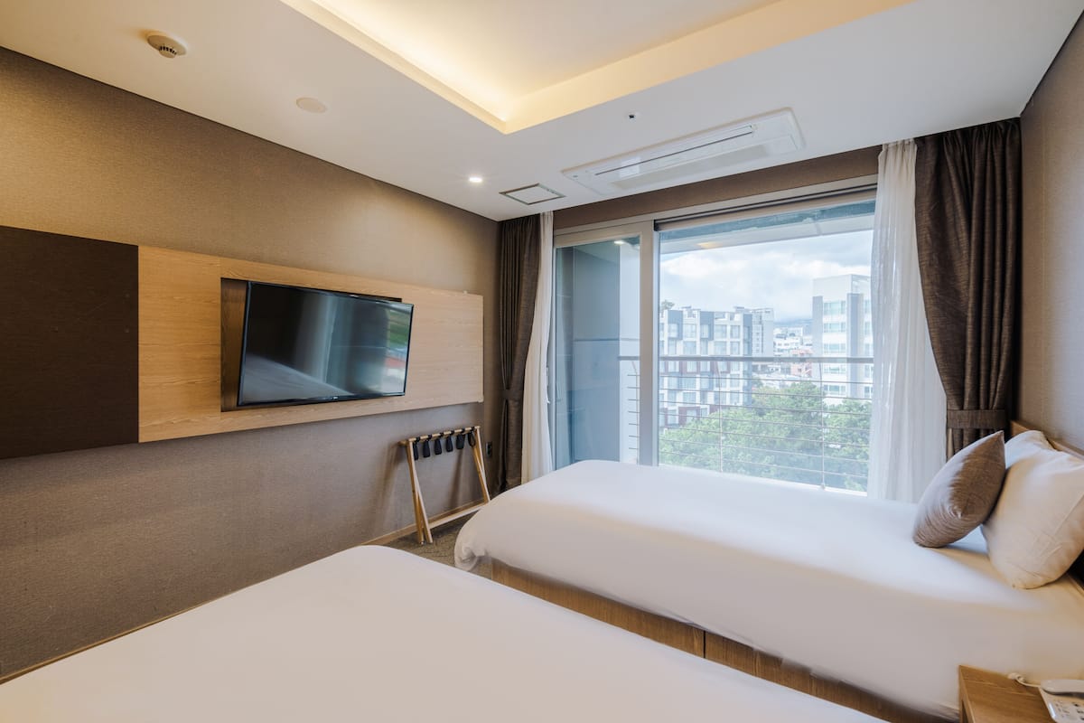 Free cots/infant beds, free WiFi, bed sheets