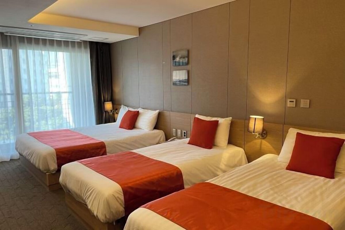 Cribs (free), WiFi (free), bed sheets