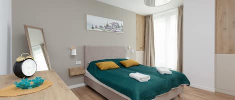 2 habitaciones, escritorio, tabla de planchar con plancha y wifi