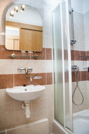 Shower, free toiletries, towels - Penzión DRUŽBA Bojnice (Bojnice)