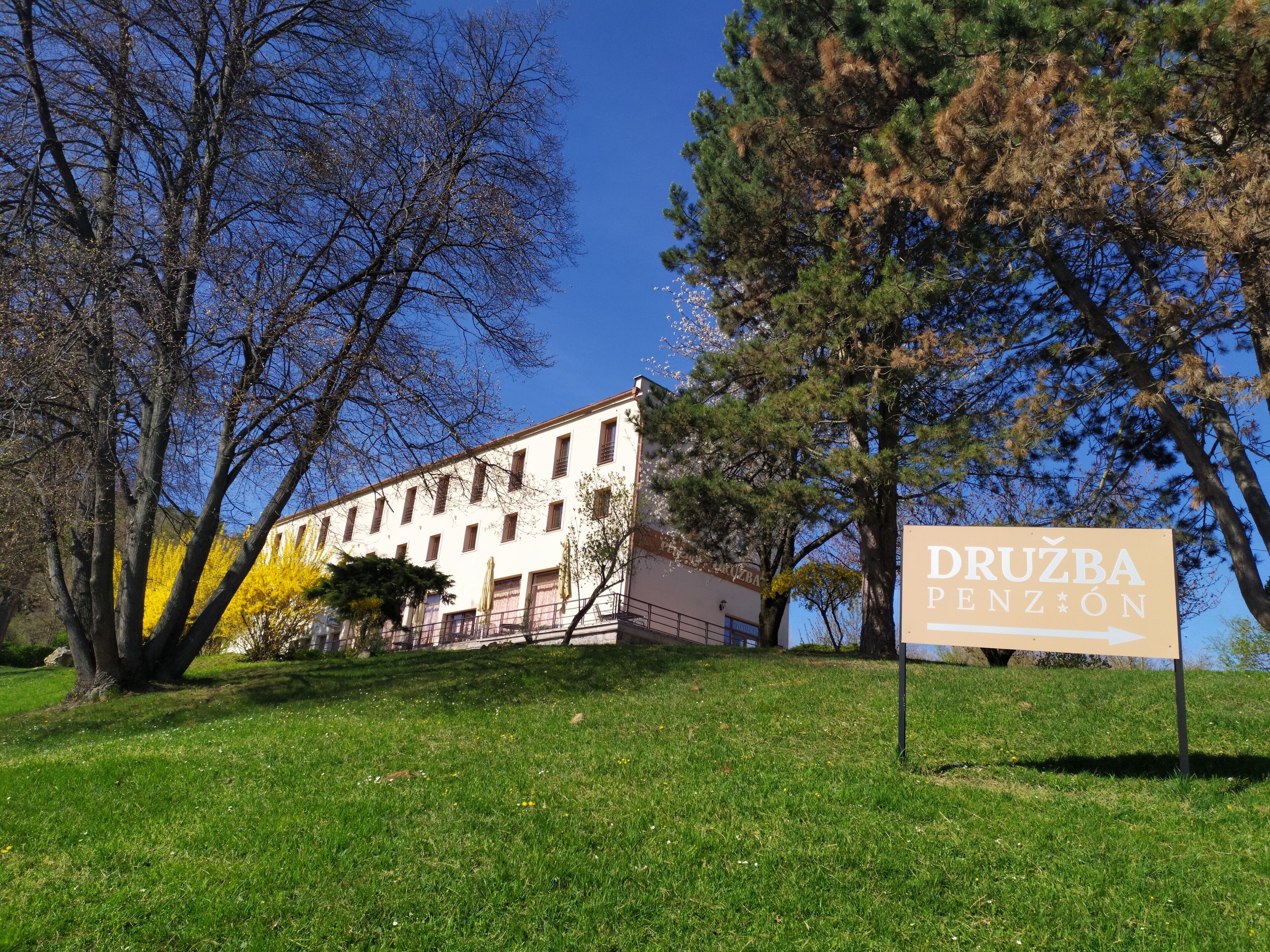Ein Gebäude mit einem Schild, auf dem 'Družba Penzon' steht.