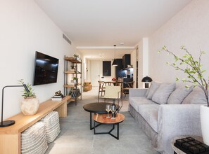 Exterior apartment 2 bedrooms | Oleskelualue | 55–tuumainen äly-TV, jossa satelliittikanavat