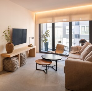 55-英寸智能电视（配备卫星频道）、电视、流媒体服务