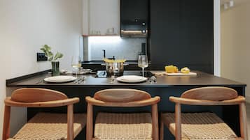 Exterior Apartment, 1 Bedroom | Private kitchen | Fridge, microwave, oven, stovetop