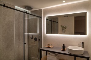 Shower, rainfall showerhead, free toiletries, hair dryer - TocToc Suites Olof Palme - Viviendas Vacacionales (Las Palmas de Gran Canaria)