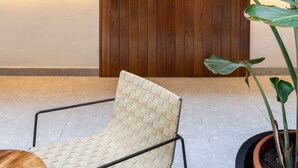 A modern interior with a wooden door, a light fixture, and a potted plant. - TocToc Suites Olof Palme - Viviendas Vacacionales (Las Palmas de Gran Canaria)