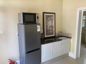 Kühlschrank, Mikrowelle, Wasserkocher, Kochgeschirr/Geschirr/Besteck