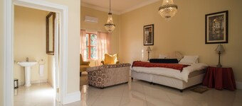 Luxury Apartments In Secured Boomed area - Waterkloof. 900m from Brooklyn Mall!