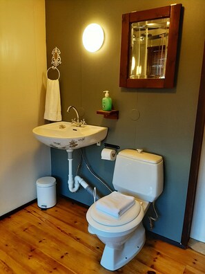 Een douche, een haardroger, toiletpapier