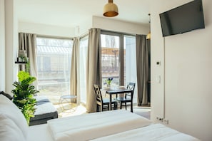 1 bedroom, iron/ironing board, WiFi, bed sheets - The Rix Studio near SBahn Neukölln (Berlin)