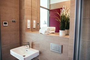 Shower, hair dryer - The Rix Studio near SBahn Neukölln (Berlin)