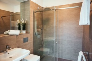Een douche, een regendouche, een haardroger