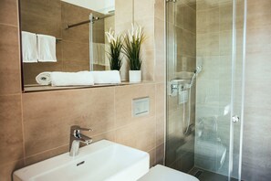 Shower, rainfall showerhead, hair dryer - The Rix Studio near SBahn Neukölln (Berlin)