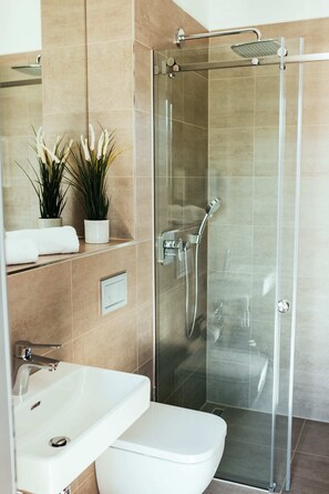 Shower, rainfall showerhead, hair dryer - The Rix Studio near SBahn Neukölln (Berlin)