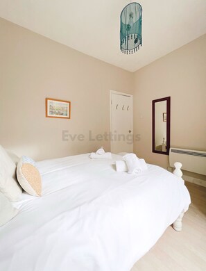 2 habitaciones, tabla de planchar con plancha, wifi y ropa de cama